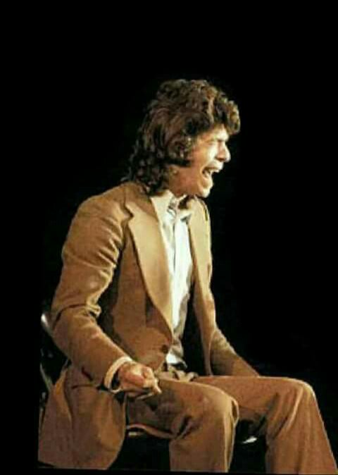 Tu alumbras mi alma, 
alumbras mi casa 
y alumbras mi vida. 
Tu eres la noche que ilumina mi sueño, 
eres mi vida.......