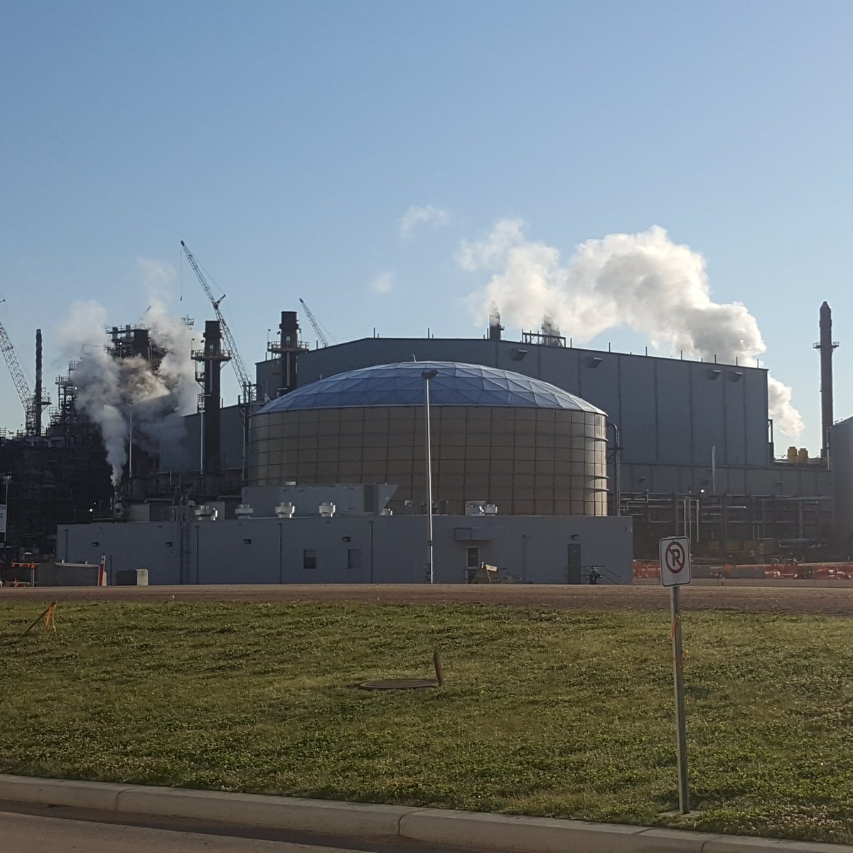 NWRefiningInc's tweet photo. Exciting days at the #SturgeonRefinery as we continue to move from construction to commissioning. First steam coming out of the refinery! https://t.co/UipZ02oywC