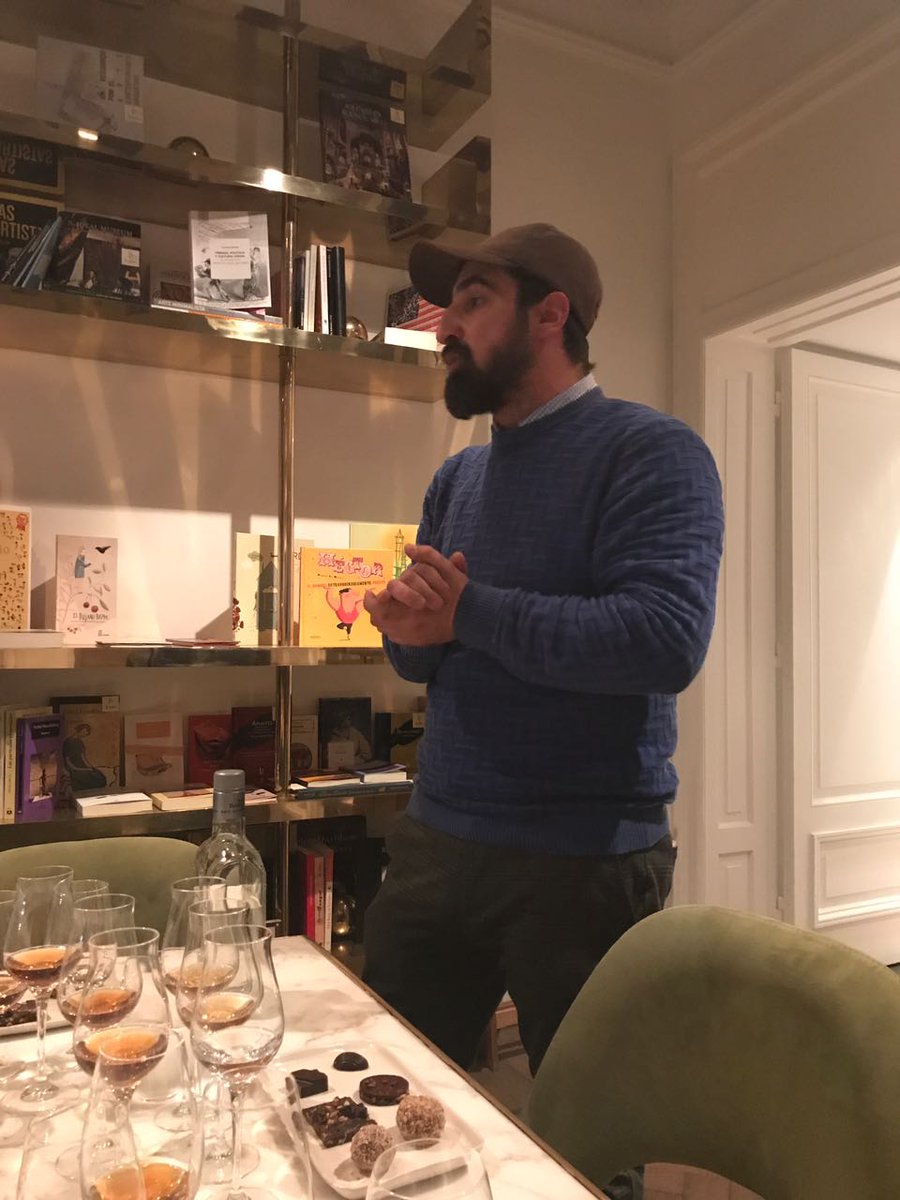 casacavia's tweet photo. Cata de ron Barcelo y maridaje con chocolates en nuestro Salón Librería. https://t.co/yjTJSVqsOP