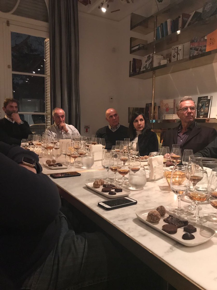casacavia's tweet photo. Cata de ron Barcelo y maridaje con chocolates en nuestro Salón Librería. https://t.co/yjTJSVqsOP