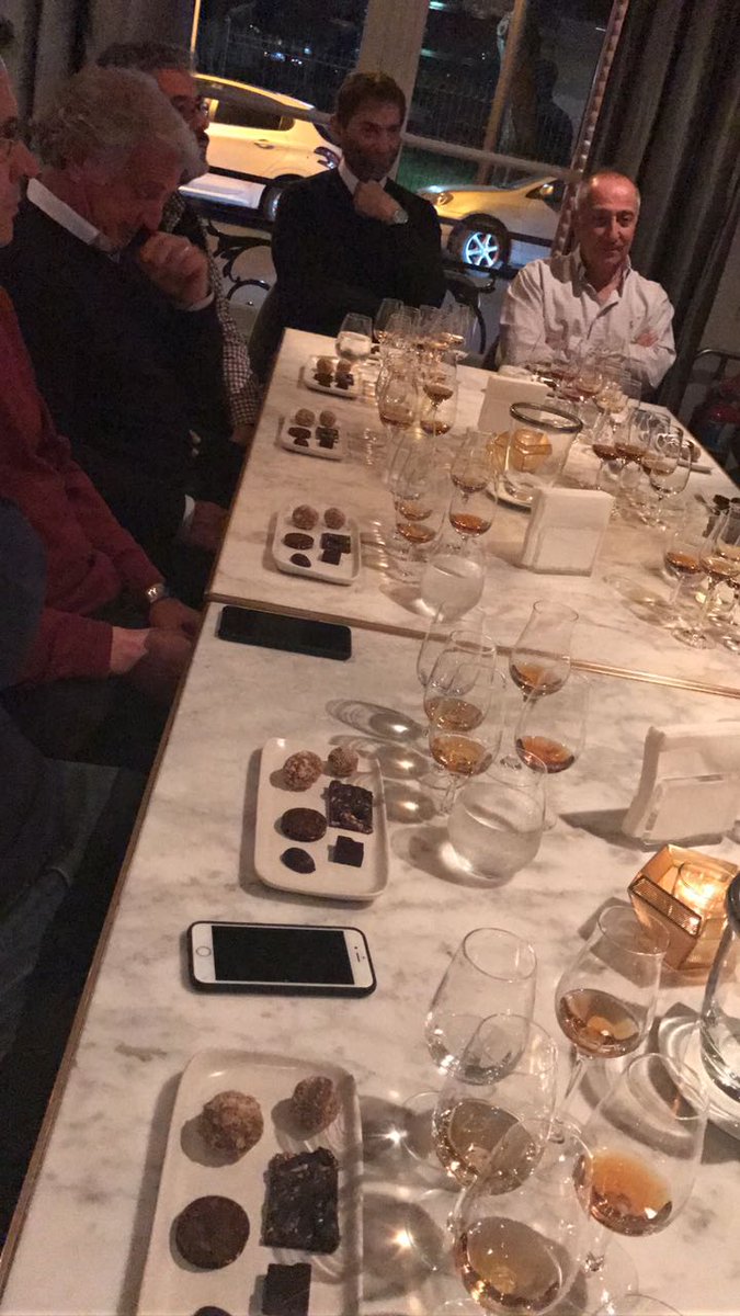 casacavia's tweet photo. Cata de ron Barcelo y maridaje con chocolates en nuestro Salón Librería. https://t.co/yjTJSVqsOP