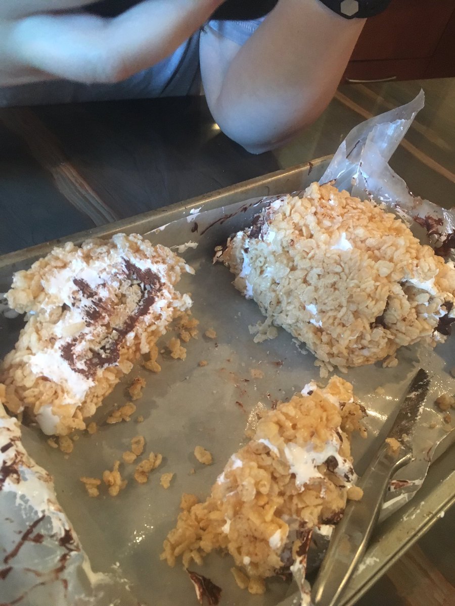 allyysamet's tweet photo. upset and hurt that @DelishDotCom claimed this sushi recipe was "easy" #verysticky https://t.co/bxi8UARadb