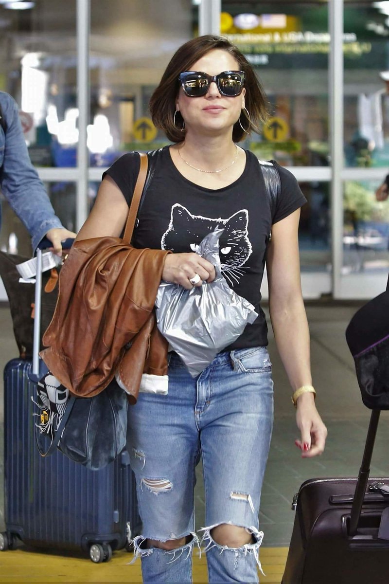 OUATSEASONS7's tweet photo. Lana no aeroporto de Vancouver neste último Domingo https://t.co/G4lDbYQAvp