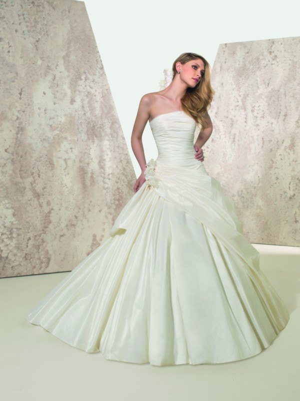 Retro-Inspired Wedding Gowns Offer a Touch of#vintage Appeal - bit.ly/1WlHo7O