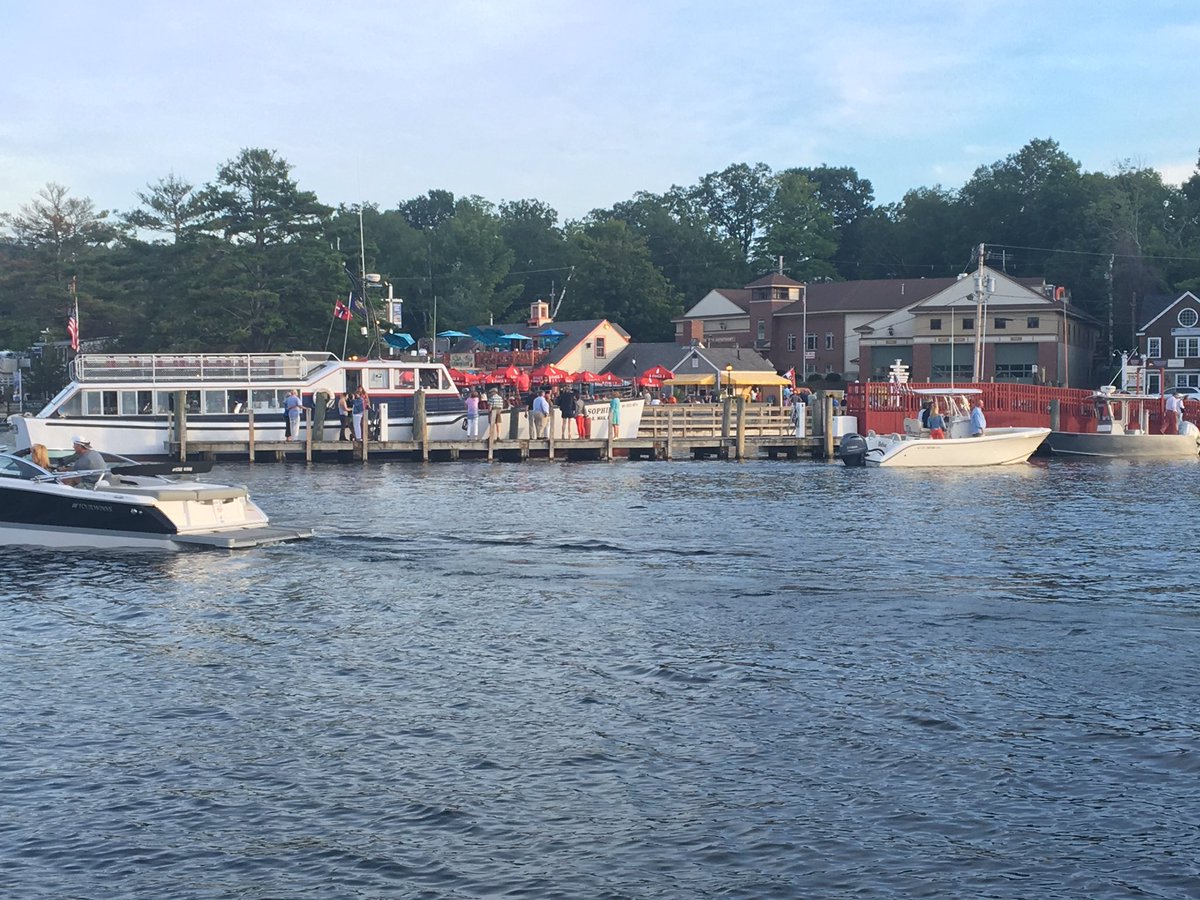 PCMikeCaz's tweet photo. Looking for dock space in #Meredith for dinner at #Towndocks. #lobster #northerncrawfish https://t.co/Fep5lwQExx
