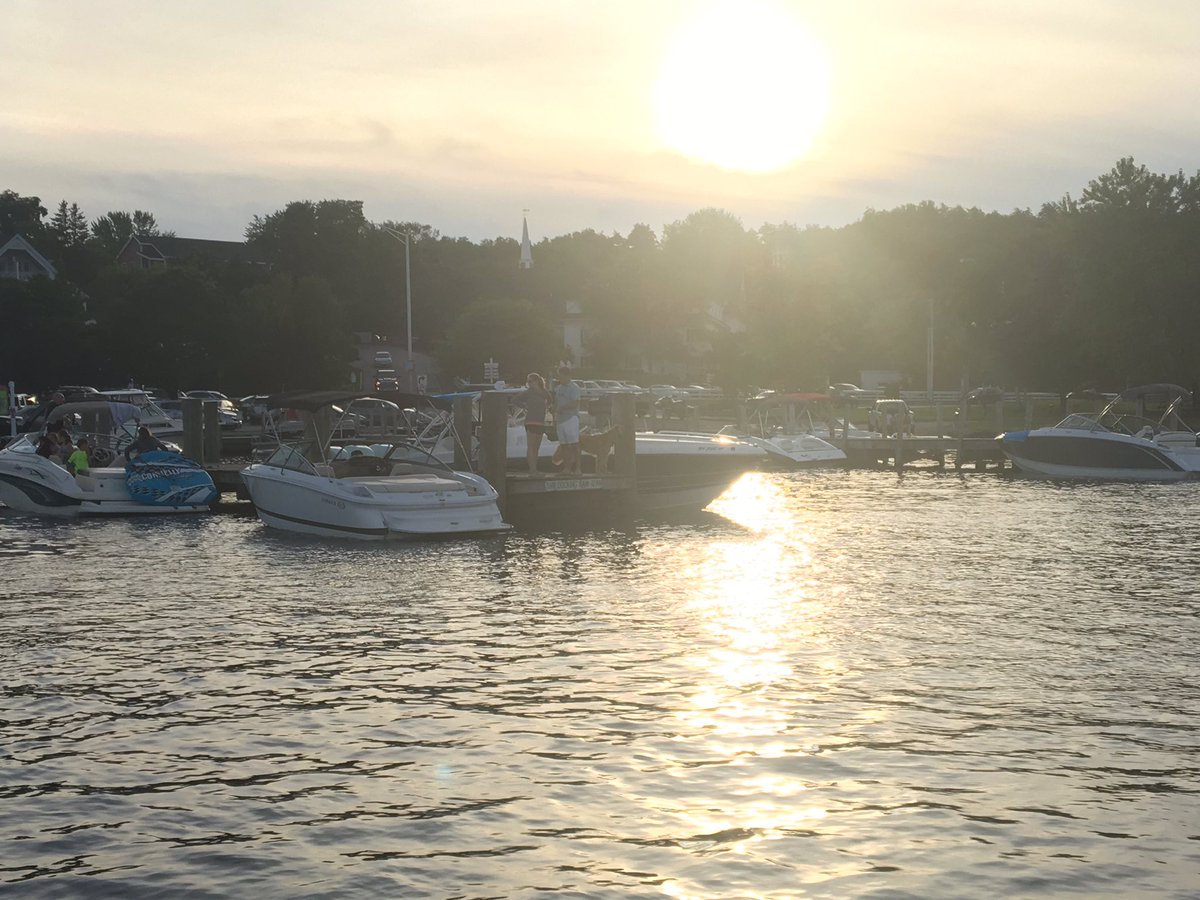 PCMikeCaz's tweet photo. Looking for dock space in #Meredith for dinner at #Towndocks. #lobster #northerncrawfish https://t.co/Fep5lwQExx