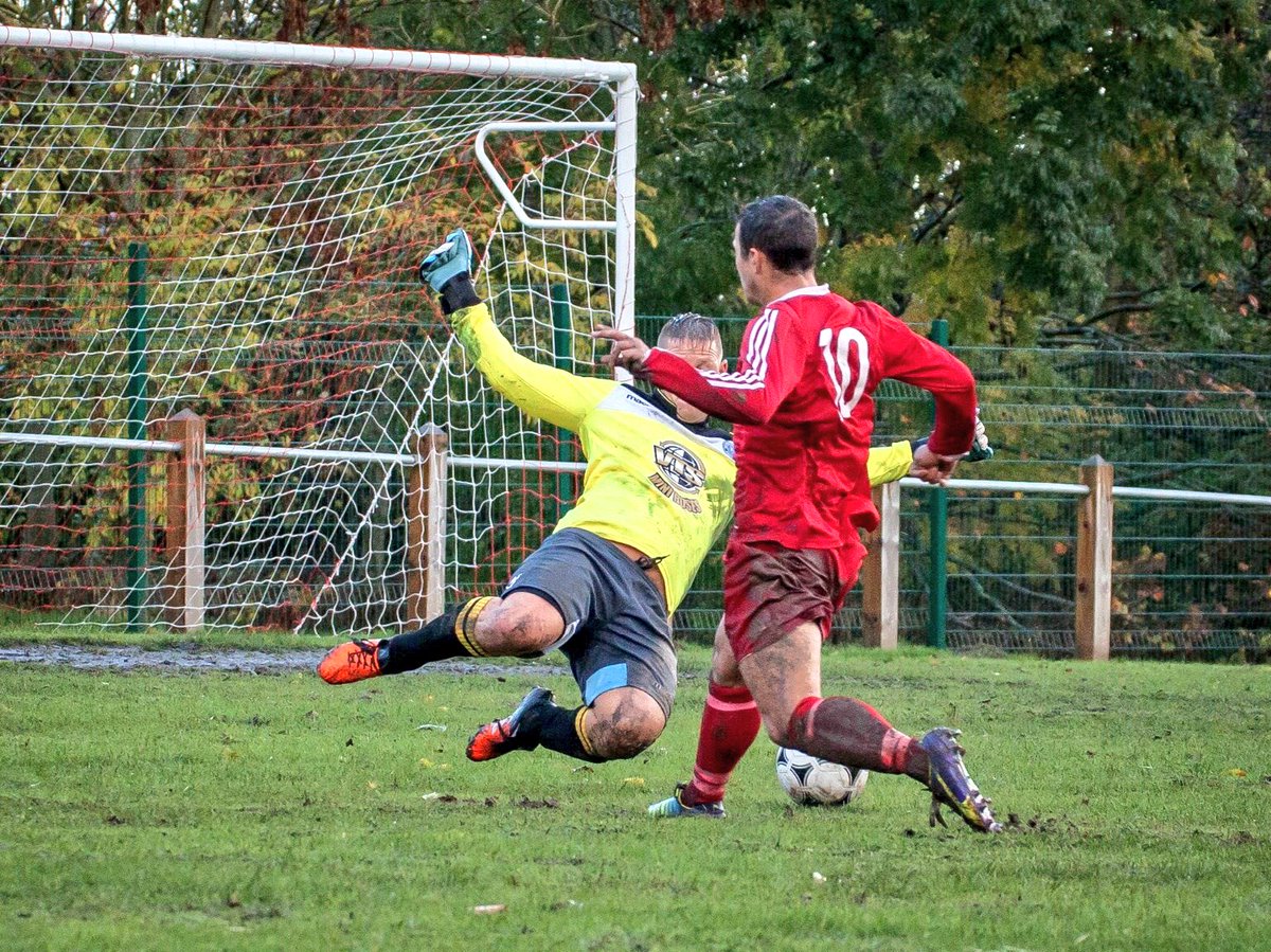 AndrewRuscoe's tweet photo. Golden oldie pics of when I played for @penycaefc1 against @fcnomads β½οΈβ½οΈ #FlyingSaves https://t.co/AbQ5MQeI2d