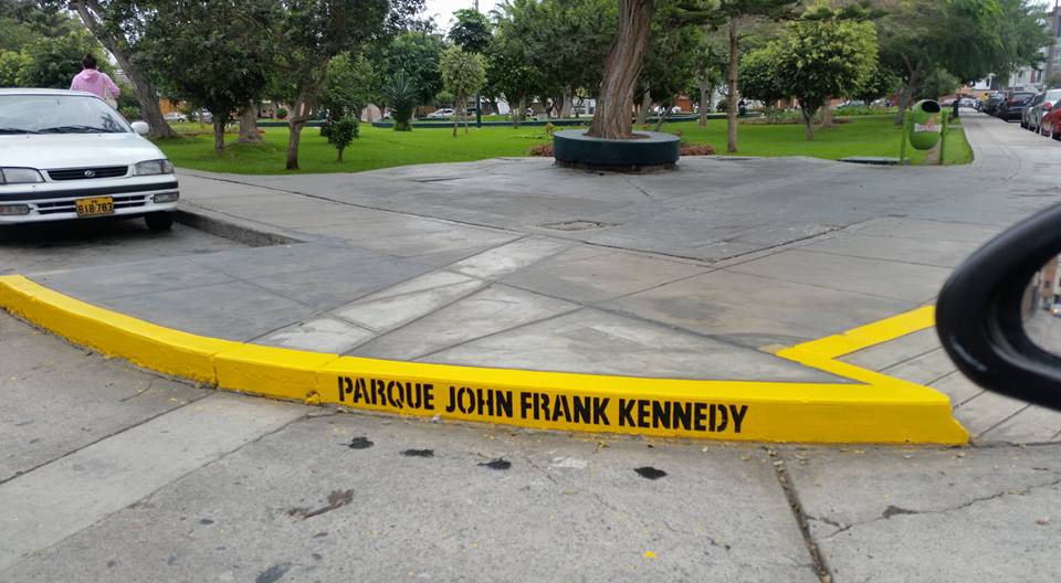 eabusad's tweet image. ¿Qué no era John Fitzgerald Kennedy?
[Foto de Coco Esteves en parque de Surco]