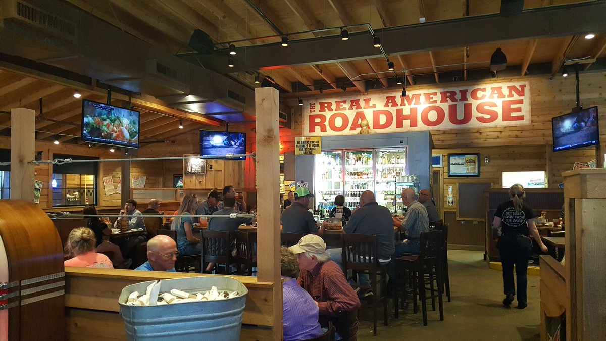 DONNASM98907815's tweet photo. "Rockin" the roadhouse on Wednesday! #teamlogans @cahalbach @krissi_newton @KeithRoadhouseK https://t.co/vjAVFevDXu