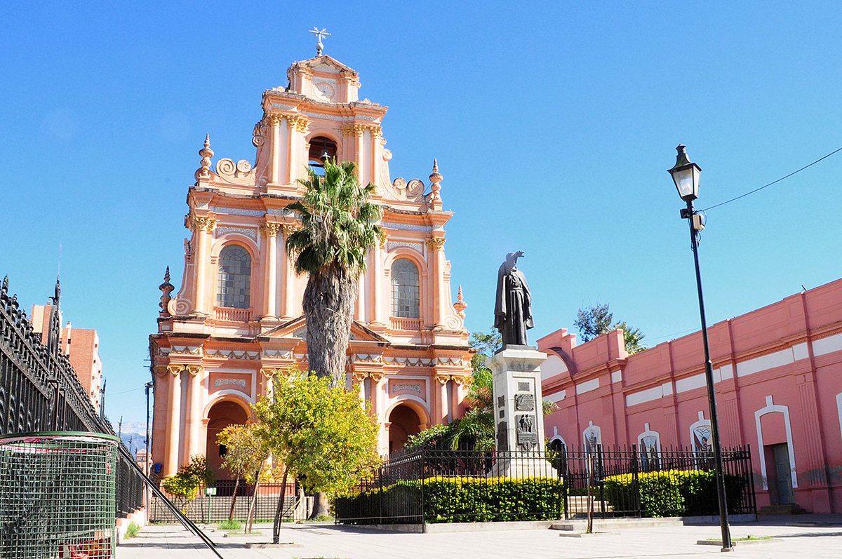 BardinPhotos's tweet photo. En #Catamarca podes hacer un free Citi tour con @Freetourscata y conocer las historias de los edificios de la ciudad. Salen de la catedral https://t.co/29KPuY2rwv