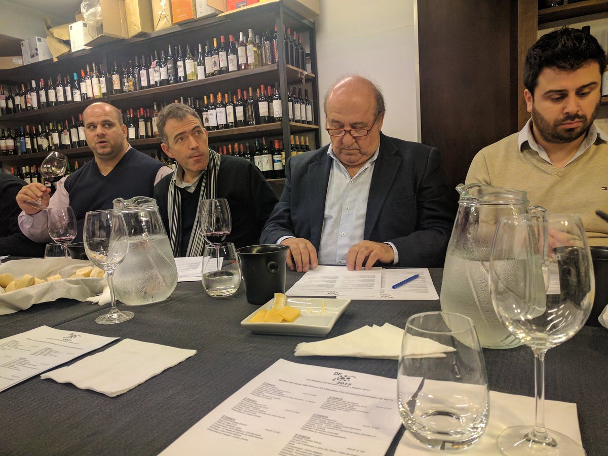 DesafioFederal's tweet photo. Gracias @BodFinDelMundo por estar presentes en la cata! Ganadores de la 2° tanda del #DF2017Malbec con el Fin SV 13' https://t.co/LgJ3oBCO8b