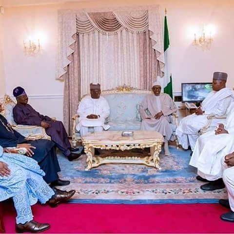 apcniger's tweet photo. President Muhammadu Buhari is joyful as he receives visiting governors from Nigeria. https://t.co/2v0jmDRZQC