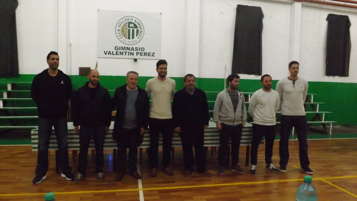 ondaverdecak's tweet photo. #DeLaCantera Homenaje a figuras del básquet de Kimberley. La nota acá: https://t.co/DfMop3KJJ4 https://t.co/k2iq3soMEv