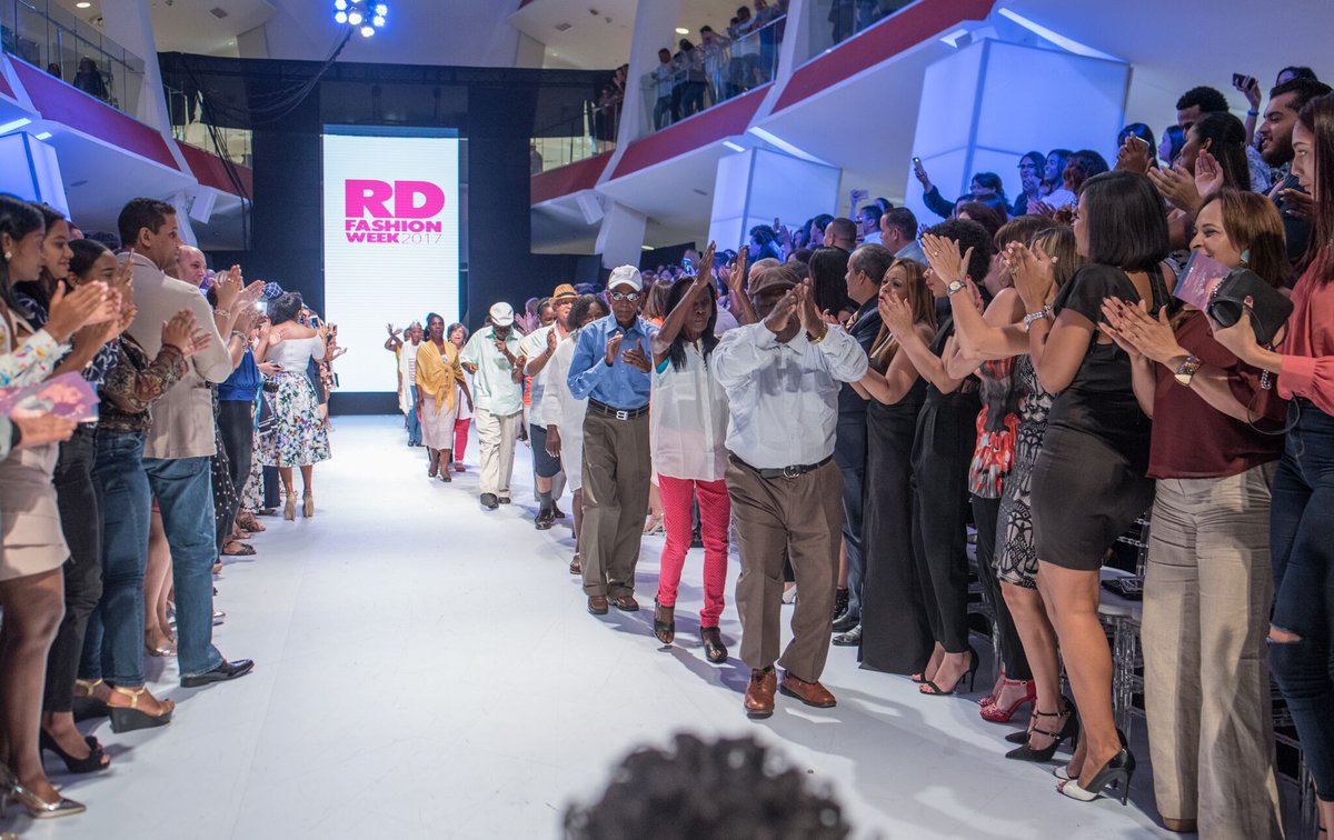 ProcuraduriaRD's tweet photo. Unidad Derechos Humanos del Ministerio Público promueve inclusión social grupos vulnerables con desfile de moda en #RDFW2017. 1/4 https://t.co/Wv54ao9XiA