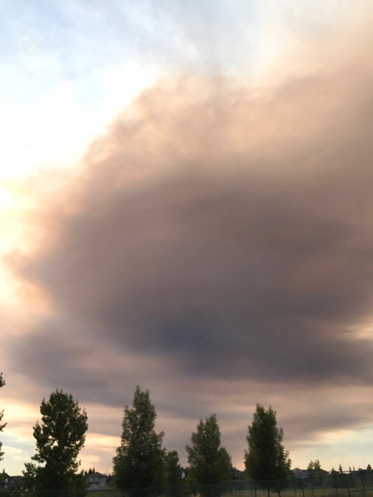 rlperry's tweet image. Giant smoke plume headed our way #yyc