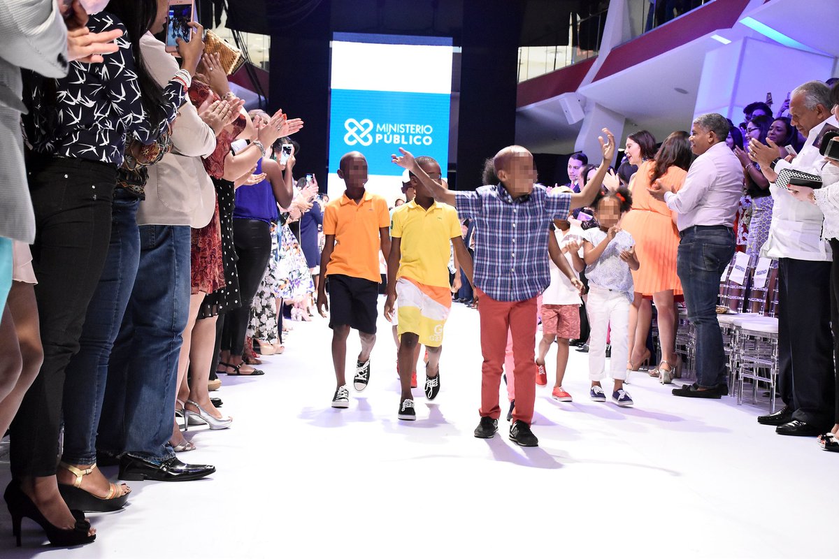 ProcuraduriaRD's tweet photo. En desfile, participaron privados libertad, niños condición de calle y discapacitados, promoviendo así la no discriminación. #RDFW2017. 2/4 https://t.co/PF9Z5zp1E6