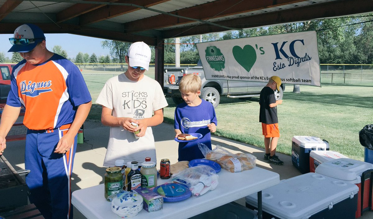 kcdreamteam's tweet photo. Tonight is the night that we give back. Thank you sponsors! Wish the @FINNEGANS team could be here! #Sponsor https://t.co/gcsDPoKMOU