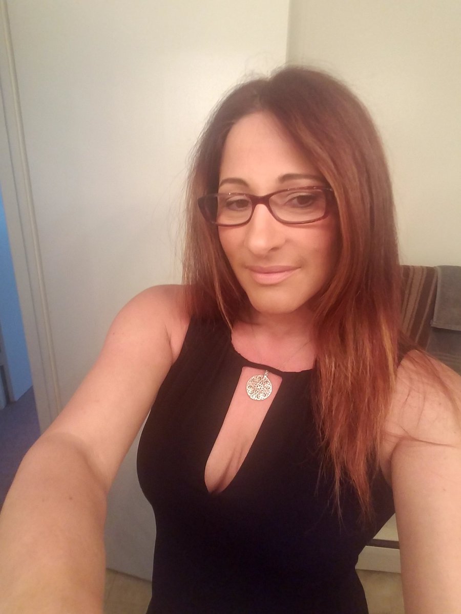 Aniviel's tweet photo. I'm hearing Twitter is the place to find dates now. Someone hook me up? #twitterdates https://t.co/IrUlSHJ3Gs
