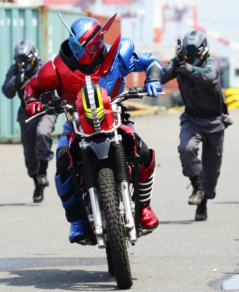 ファン タスティポ小池 仮面ライダービルドのバイクの顔が仮面ライダー電王のsword From モモタロスver の顔に似てない そう思うの僕だけ 仮面ライダー電王 仮面ライダービルド T Co Xz1pya1zq7 Twitter