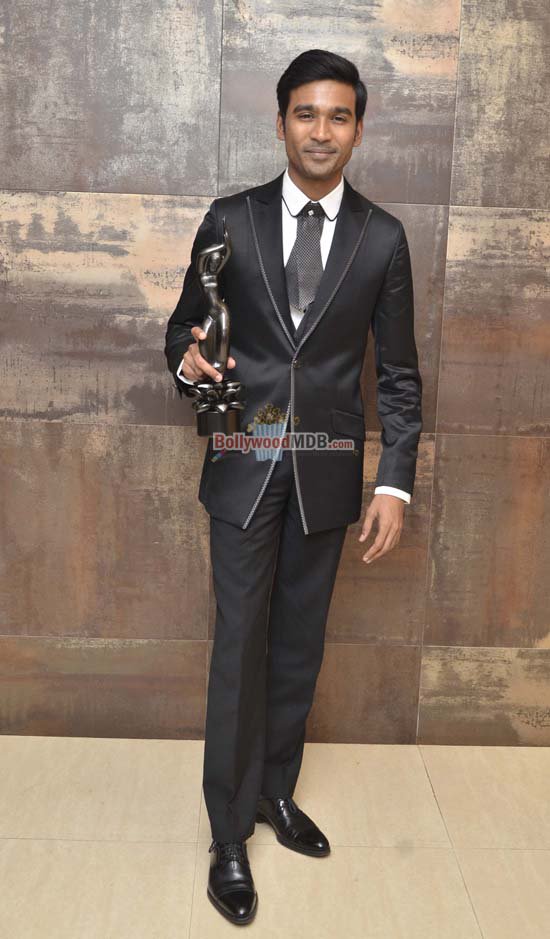 Stylish59587856's tweet photo. HBD FABULOUS DHANUSH .....
#MultiTalentedDhanush
👦 Actor
🎤 singer
📄 Director
💺 protector
🎵 lyricist All Rounder One And only. ❤D❤ https://t.co/95JyhIZmE8