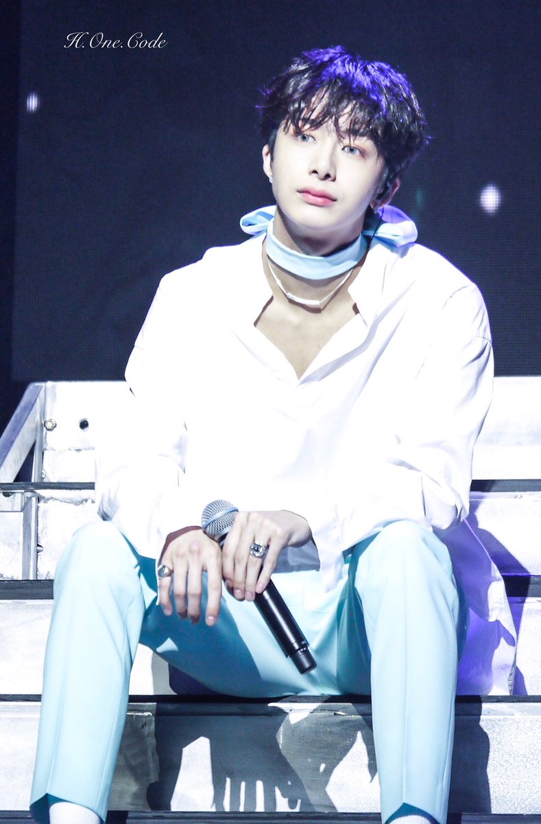 Honecode's tweet photo. #MONSTA_X #HYUNGWON #형원 170723 Monsta X World Tour Concert in LA 형원오빠가 별에서 온 천사예요👼 https://t.co/NlnQbJeLRQ