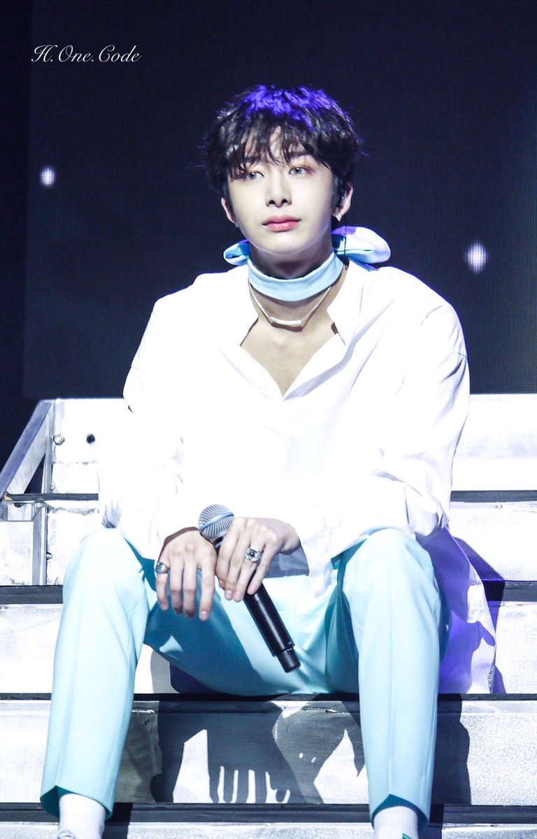 Honecode's tweet photo. #MONSTA_X #HYUNGWON #형원 170723 Monsta X World Tour Concert in LA 형원오빠가 별에서 온 천사예요👼 https://t.co/NlnQbJeLRQ