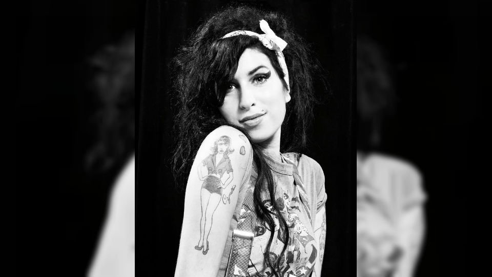asisomosoficial's tweet photo. Los datos que no conocías de la vida de Amy Winehouse #ASMarginales https://t.co/bwCf1X9DZb https://t.co/3iiLglV1oG