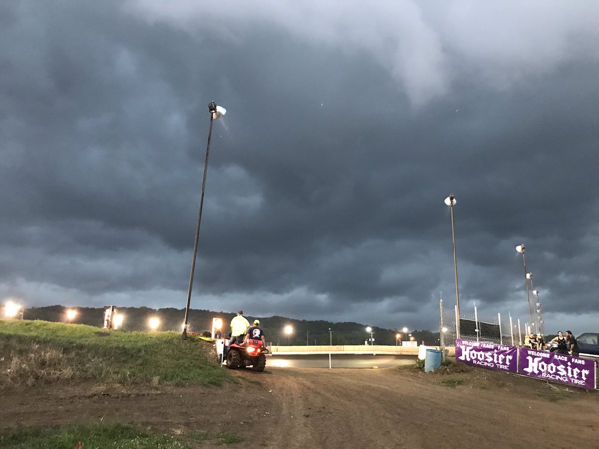 zaphotography7's tweet photo. I fear flying cows... batten down the hatches ladies and gents it's about to get wild. https://t.co/PVSjx9kNN2