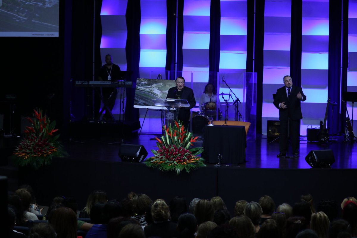 ¡Ahora mismo el Dr. <a href="/morris_cerullo/">Morris Cerullo World Evangelism</a> en esta #compañíademujeres2017! Puedes verlo en vivo aquí [facebook.com/enlacetv/video…]