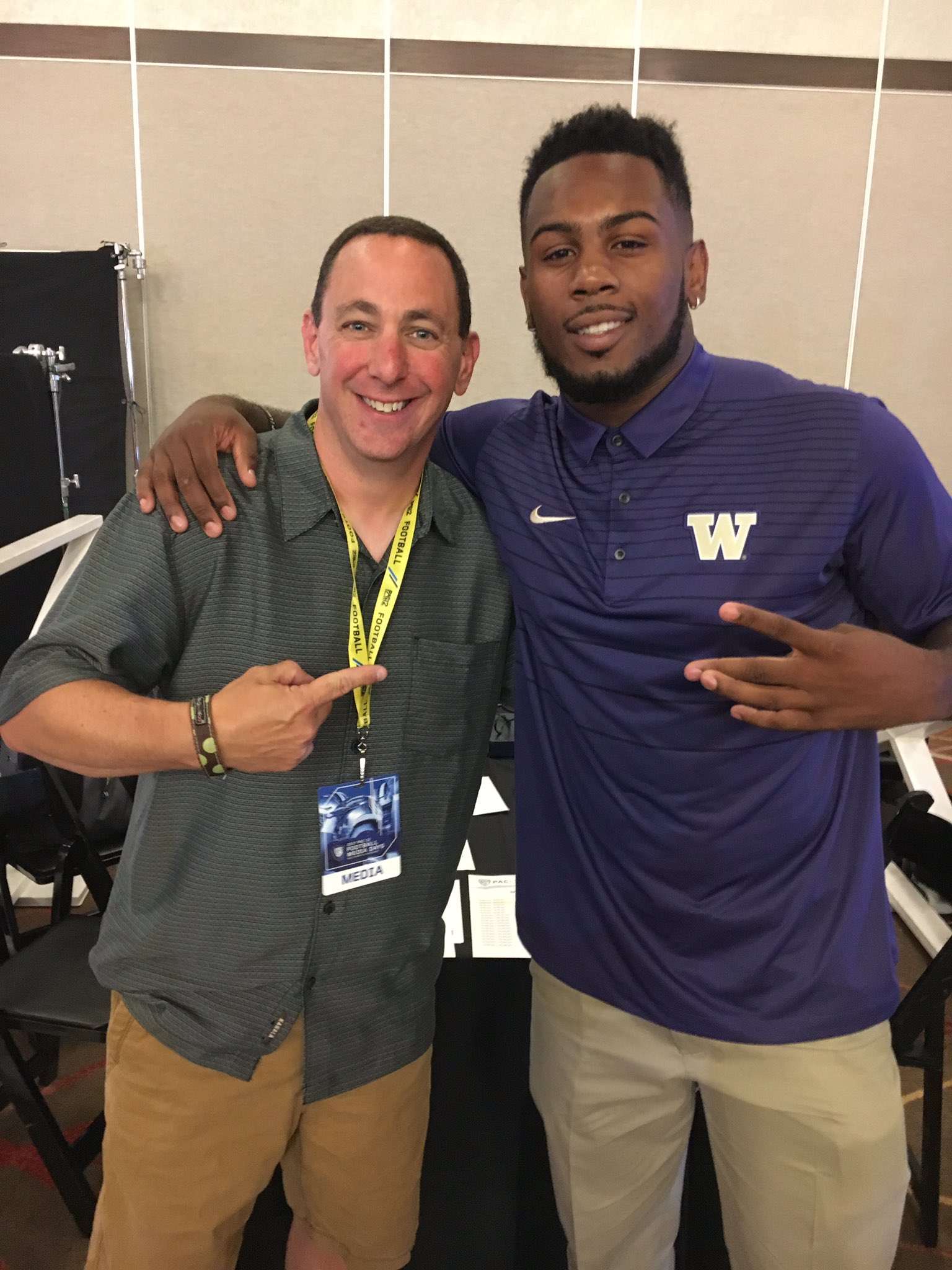 dave-softy-mahler-on-twitter-hey-look-it-s-uw-football-lb-kbierria-and-me-may-as-well-chat-with-this-bad-man-next-on-sportsradiokjr-https-t-co-dr74xyv8vn-twitter