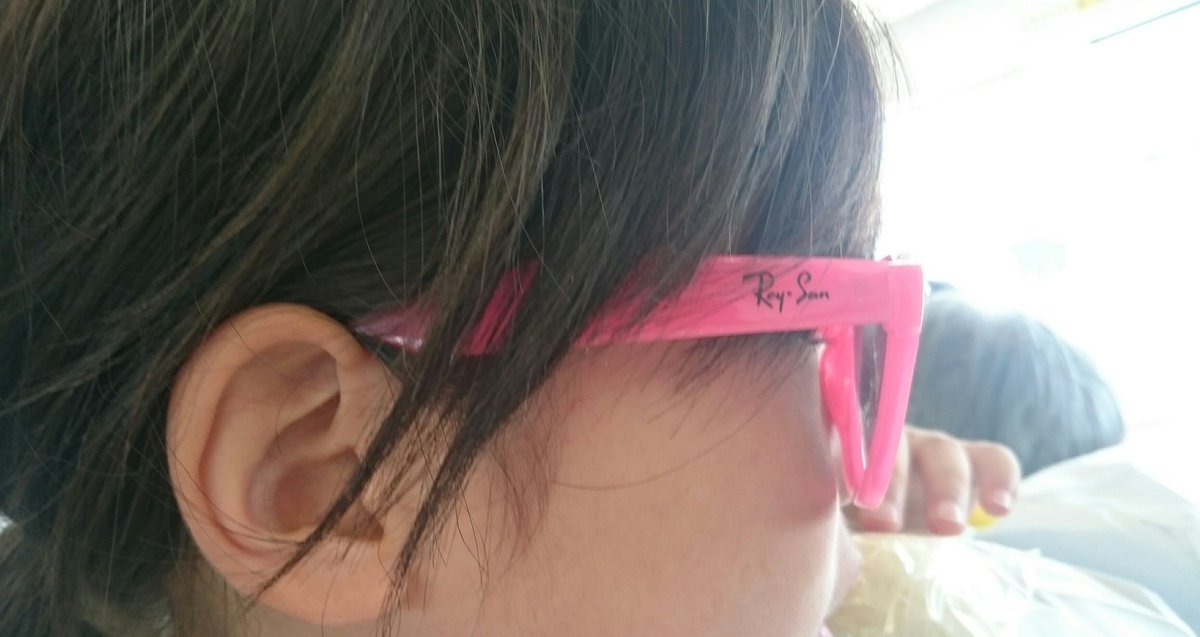 izakayamarichan's tweet photo. 次女のサングラス、Ray-Ban とみせかけてレイサン！！！！ https://t.co/LzhgMFhxNQ