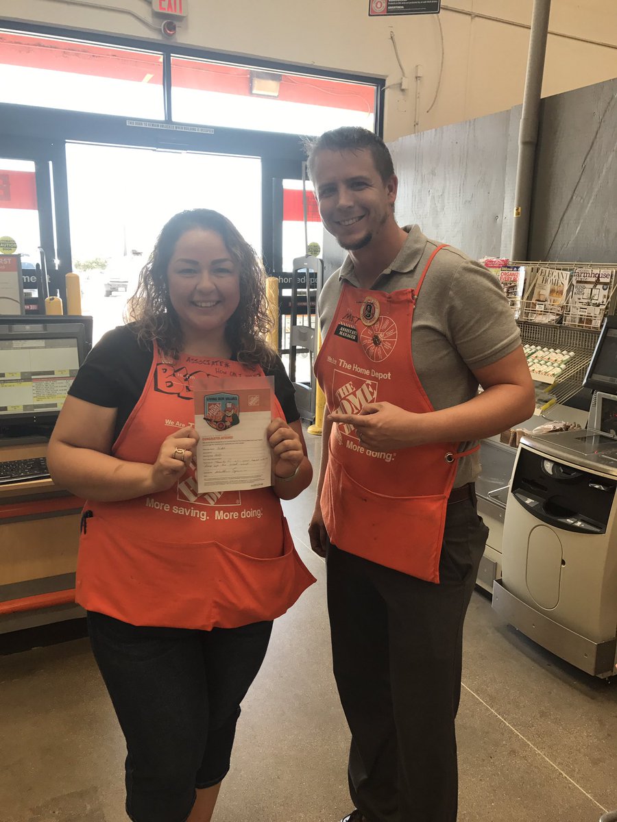 JJMarucci's tweet photo. Matt recognizing new cashier 💥BECCA💥 for driving credit and getting recognized on the VOC!!! 🌟ROCKSTAR CASHIER🌟 #BadgerUp 🐾🐾 https://t.co/oysWqhXrBS