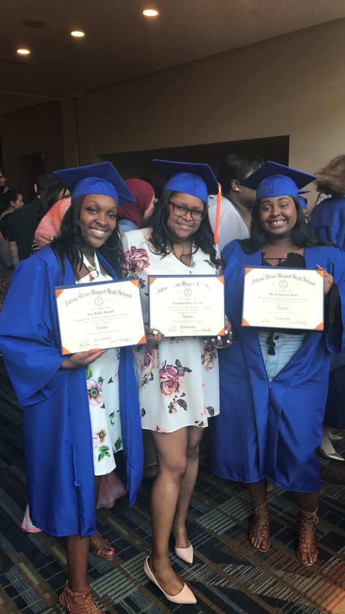 Z_queenn's tweet photo. My Roomates are the best ❤️👯🙌🏾 #ShawU21 🐻 #ADN17' 🔷🔶 https://t.co/stdjvc6Ljn