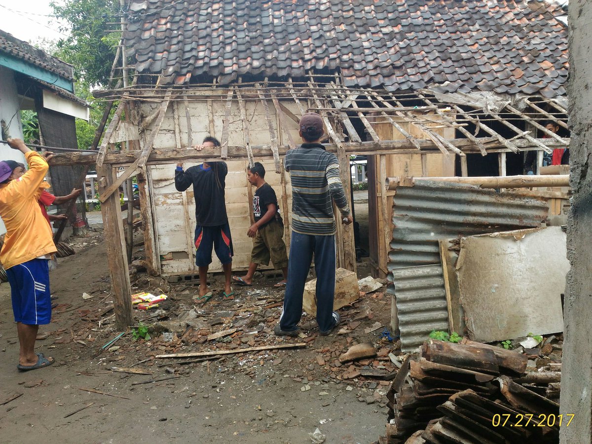 ani_umik's tweet photo. Tim bedah rumah ds panjunan kec kalitidu #semangatberkarya @JatimProduktif @KangYotoBjn https://t.co/uOSRR7lizA