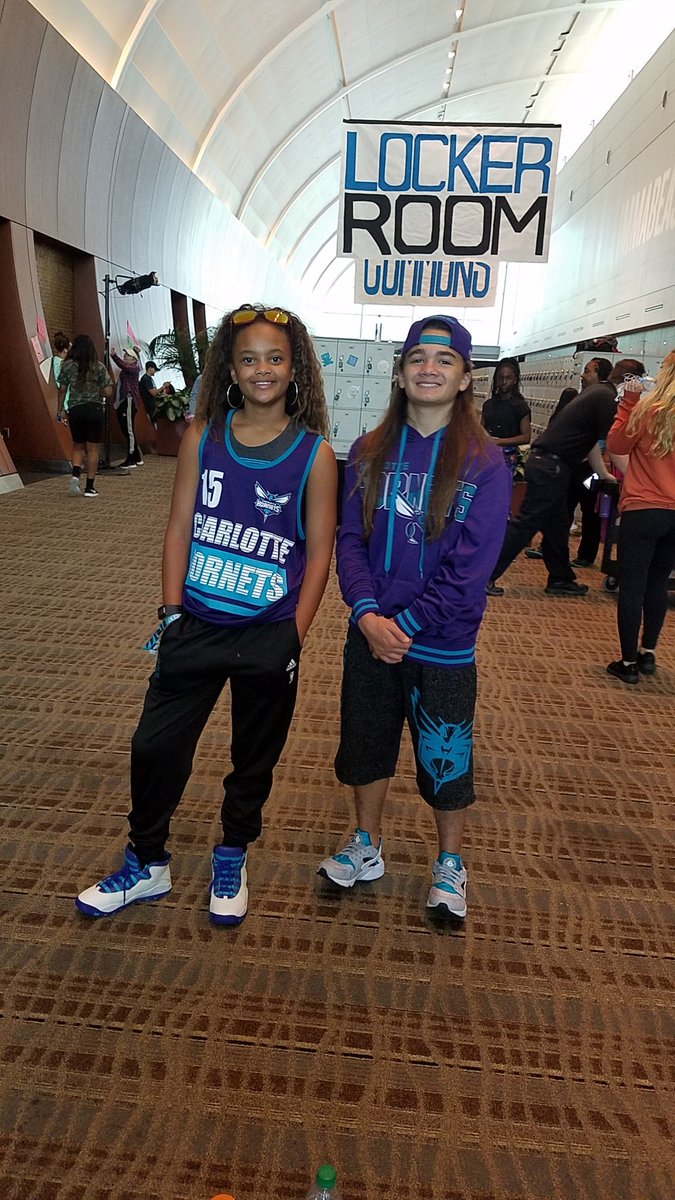 uurrrikah's tweet photo. Representing the @hornets gear while we travel across country to chase our dreams! @KembaWalker #BuzzCity #aidennerikah #babe2017 https://t.co/cXo4LnQZDy