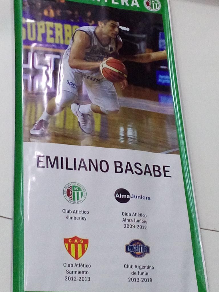 FlorCordero's tweet photo. El flamante refuerzo de Quilmes @emilianobasabe también tuvo su reconocimiento por parte de @ClubAKimberley #MDQ https://t.co/5XN2NLwTci
