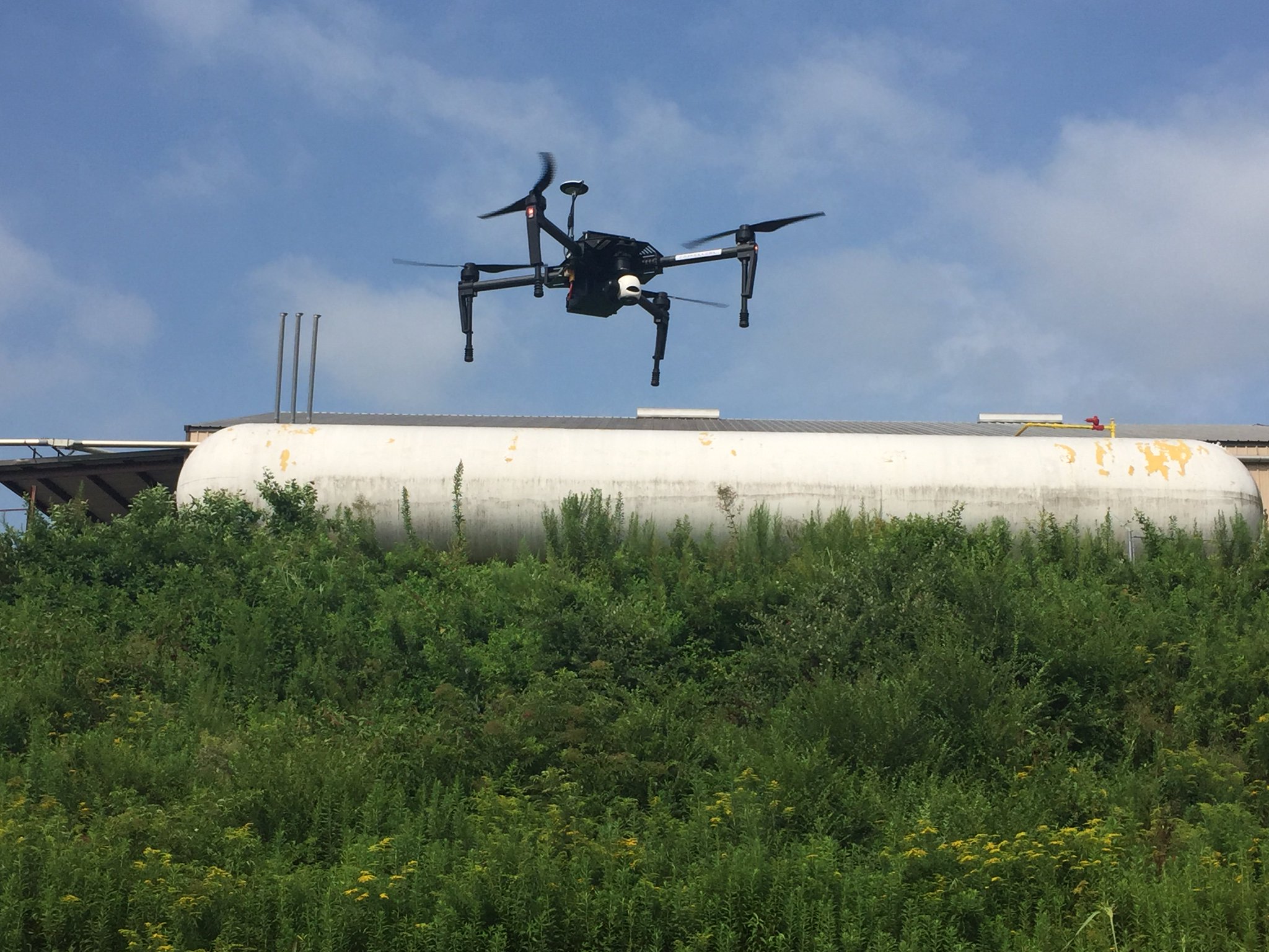 Roian Atwood At The Burleson S Farm Today With Cotton Of The Carolinas And Drones Healthysoil Localaction Precisionhawk Aburleson7298 Wrangler T Co Er73rdc2f5
