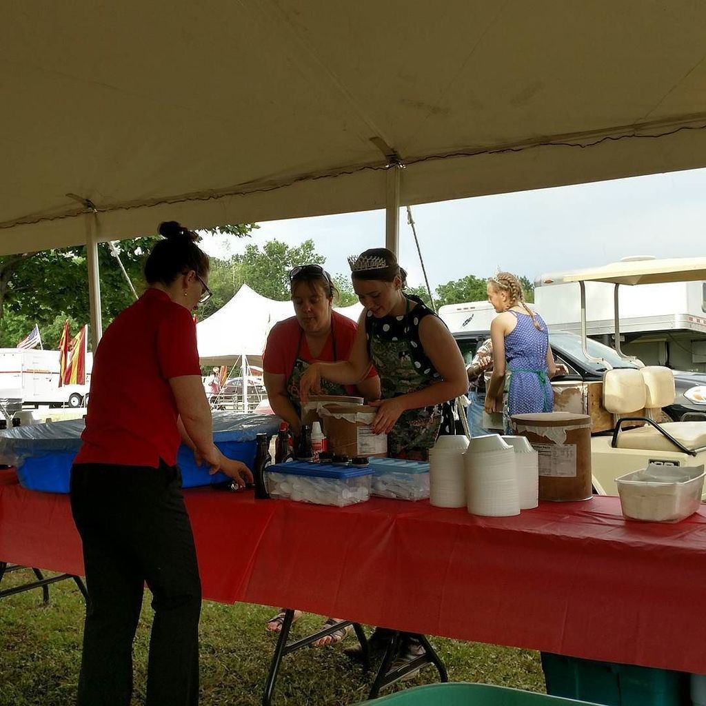 OntarioFair's tweet photo. FREE ice cream sundaes hosted by the Dairy princesses on Wednesday and Friday at 6 at the #ontariocountyfair https://t.co/OKp06yUqKf