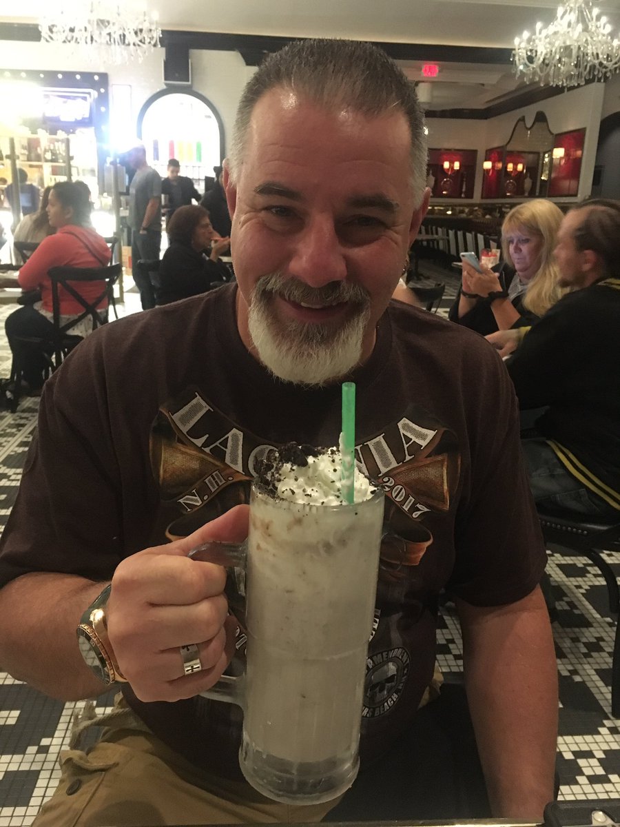 RachelFerrucci's tweet photo. About to have my 1st sundae @SugarFactory - I may need spandex, I'm eating it all by myself! #thesugarfactory #FunatFOX #25YearsProud https://t.co/yYTfpjEvch