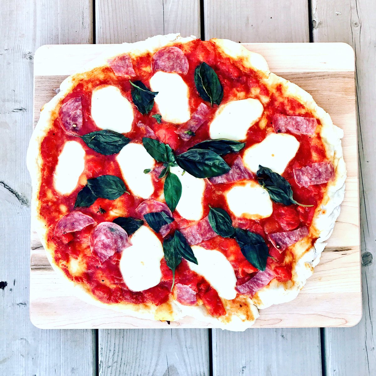 CrysMacGregor's tweet photo. When you're craving wood oven pizza sans a wood oven. Fire up the grill! Homemade pizza ready in minutes #grillfest #goodfoodrealfast #rd https://t.co/bqnA5oHj59