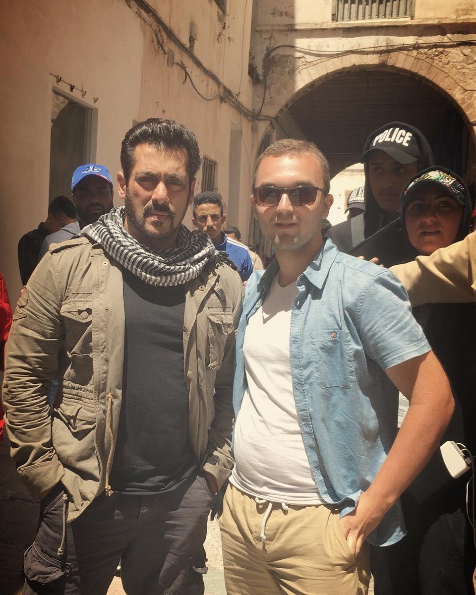 SalluLicious's tweet photo. ★SUPERB Tiger…#SalmanKhan with fan Marcellino frm Netherland (July 26)&amp;w/Samia in #Morocco (July 25)! https://t.co/s3qevybhzh
#TigerZindaHai https://t.co/bYv06dkvcd