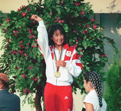三十坪の秘密基地 Auf Twitter ７月２７日は何の日フッフ それは１９９２年 平成４年 のこと スペイン バルセロナオリンピック の水泳女子２００m平泳ぎで１４歳の岩崎恭子が競泳史上最年少の金メダルを獲得した日です 同種目での金メダルは ベルリン