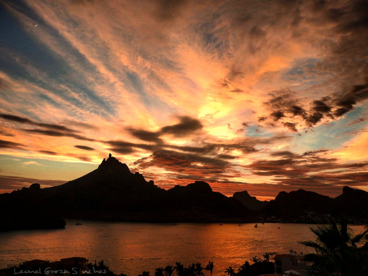 GarzaHuracanGza's tweet photo. El atardecer y la luna 🌜 San Carlos, Sonora, México @webcamsdemexico @capturamexico @ViveMexico @VisitSonora @VisitMex @ocvguaymas @metmex https://t.co/U498hqWkOg