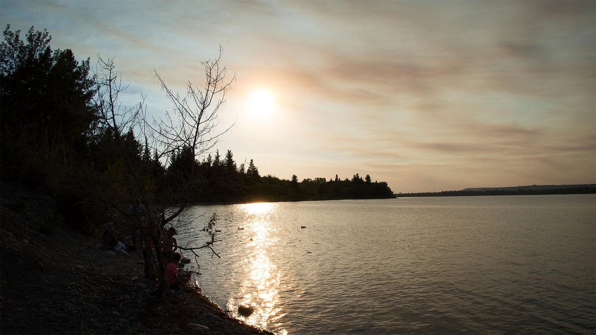 syberch's tweet photo. Smokey sunset over Glenmore this evening @CTVdavidspence @CTVStanfield #capturecalgary https://t.co/Z4L2qnHpJR