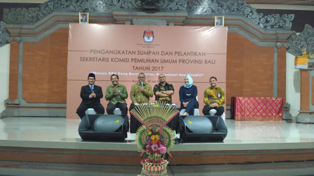 KPU_ID's tweet photo. Ketua KPU @mas_abudiman &amp; Sekjen KPU @arifhakim66 beri arahan kpd KPU Prov&amp;Kab/Kota Bali paska pelantikan Sekretaris KPU Prov Bali @robie2u https://t.co/12NJeo4hdq