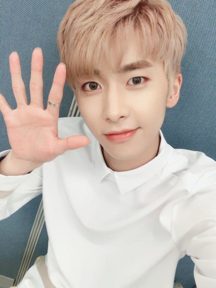 UP10TION's tweet photo. [#샤오] 허니텐 안녕❤️ https://t.co/sbzxLHGrXv