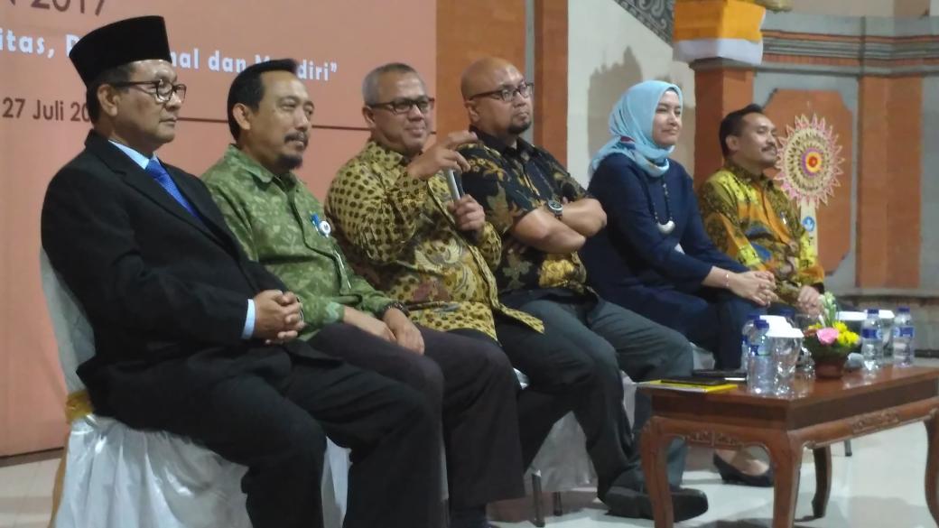 KPU_ID's tweet photo. Ketua KPU @mas_abudiman &amp; Sekjen KPU @arifhakim66 beri arahan kpd KPU Prov&amp;Kab/Kota Bali paska pelantikan Sekretaris KPU Prov Bali @robie2u https://t.co/12NJeo4hdq