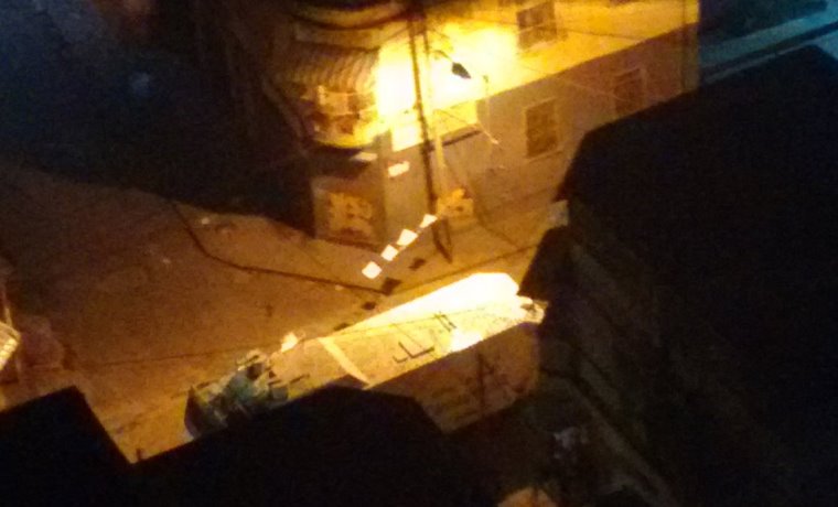 CaraotaDigital's tweet photo. Con tanquetas y gases lacrimógenos replegaron a vecinos que protestaban en La Candelaria https://t.co/YfqQwHlds2 https://t.co/HVhcbIz4Xu