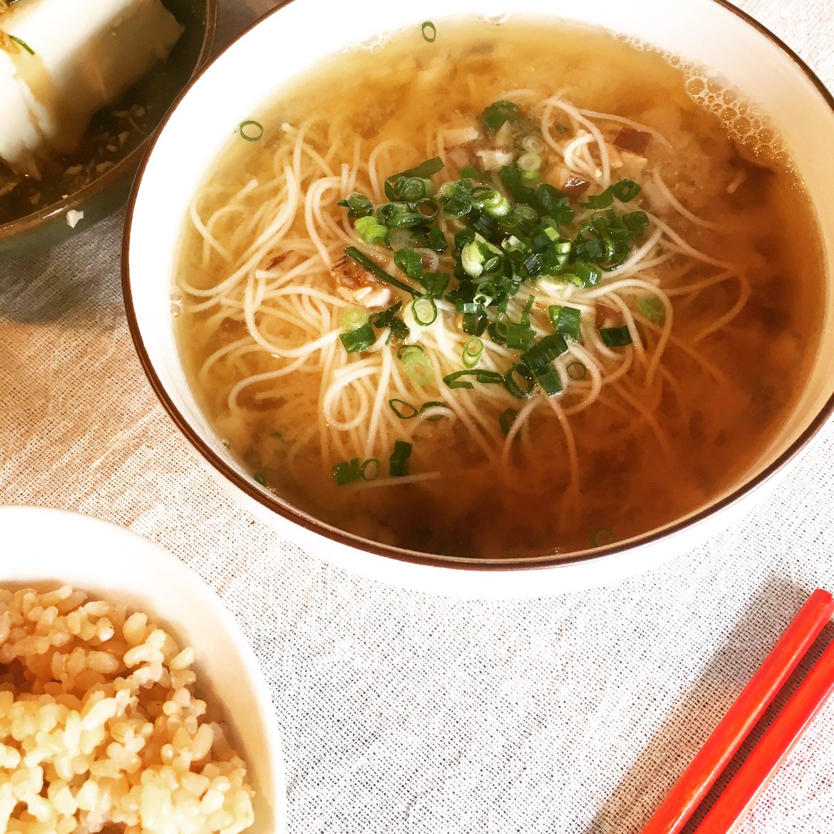 ট ইট র はらぺこめがね 今日はにゅうめん 具はしいたけ細かく刻んだやつとねぎだけ 具がほぼないシンプルなやつが好き もちろんすだちはたっぷりしぼる アトリエめし にゅうめん 入麺 煮麺