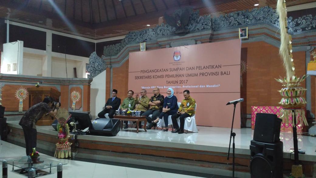 KPU_ID's tweet photo. Ketua KPU @mas_abudiman &amp; Sekjen KPU @arifhakim66 beri arahan kpd KPU Prov&amp;Kab/Kota Bali paska pelantikan Sekretaris KPU Prov Bali @robie2u https://t.co/12NJeo4hdq